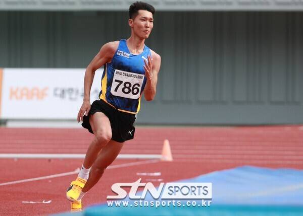 25일 오후 강원도 정선종합경기장에서 열린 '제77회 전국육상경기선수권대회' 남자부 높이뛰기에 출전해 시즌 최고기록(SB)인 2m33을 작성한 우상혁. 사진┃데일리런 제공