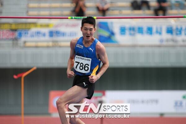 25일 오후 강원도 정선종합경기장에서 열린 '제77회 전국육상경기선수권대회' 남자부 높이뛰기에 출전해 시즌 최고기록(SB)인 2m33을 작성한 우상혁. 사진┃데일리런 제공