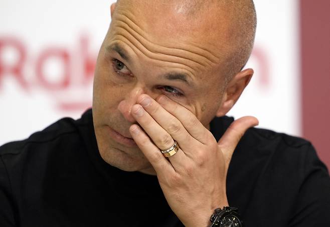 epa10651962 Spanish soccer player Andres Iniesta of Vissel Kobe gets emotional during a press conference in Kobe, western Japan, 25 May 2023. Iniesta will leave Vissel Kobe during the current season after playing five years in the J-League soccer club.  EPA/FRANCK ROBICHON<저작권자(c) 연합뉴스, 무단 전재-재배포 금지>