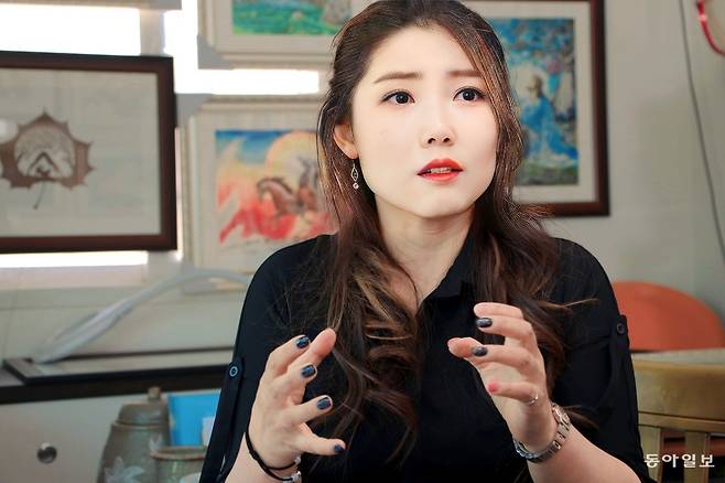 심수진 작가가 자신의 작품에 대해 설명하고 있다.