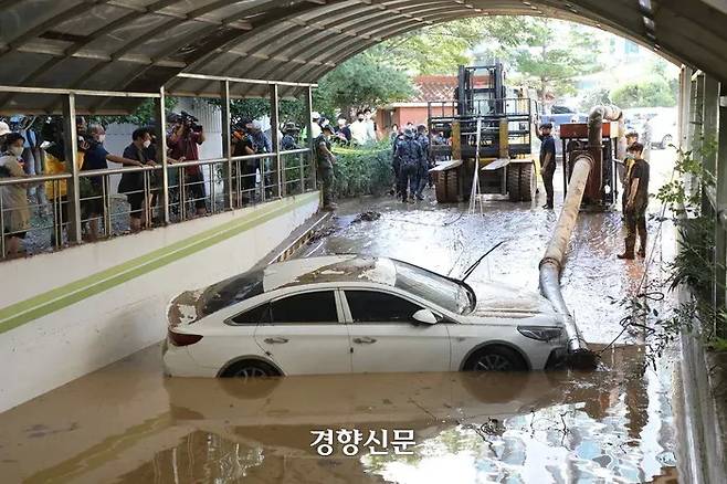 소방과 군 대원들이 지난해 9월6일 경북 포항시 남구 인덕동 한 아파트 지하주차장에서 실종된 7명에 대한 구조작업과 배수 작업을 하는 모습. 권도현 기자