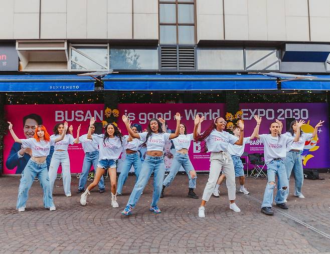 프랑스 파리에 설치된 '부산다방'에서 현지 케이팝(K-POP) 커버댄스팀 리신(RISIN')이 군무를 선보이고 있다.
 부산시·부산세계박람회유치지원단