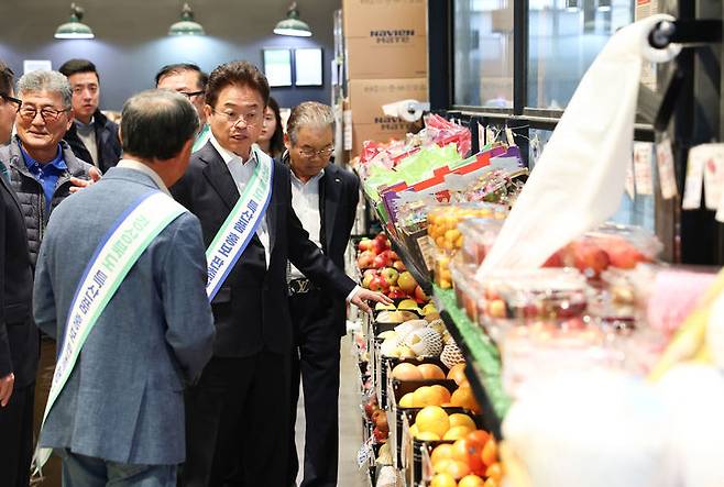 [안동=뉴시스] 이철우 경북지사가 지난 23일 호주의 한인마트인 프레시마트아시아나에서 경북도의 우수상품 홍보하고자 매장을 둘러보고 있다. (사진=경북도 제공) 2023.05.25 *재판매 및 DB 금지