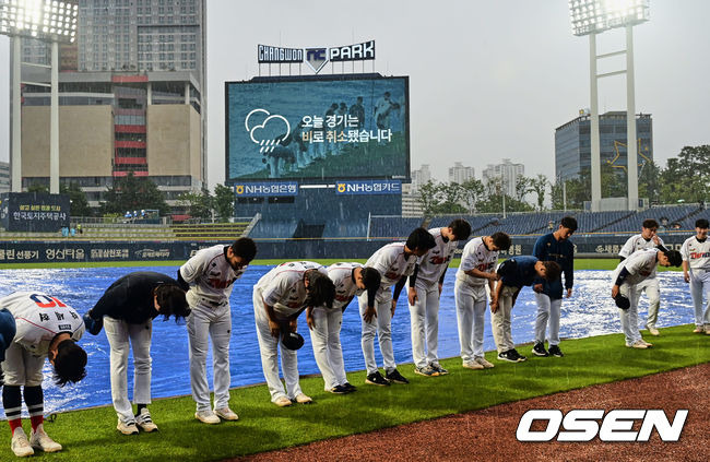 [OSEN=창원, 이석우 기자]NC 선수들이 비로 경기가 취소되자 경기장을 찾은 팬들에게 감사 인사를 하고 있다. 2023.06.25 / foto0307@osen.co.kr