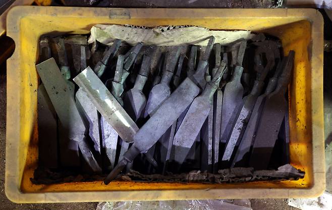 반복된 단조작업으로 모양이 나온 여러 종류의 끌이 연마작업을 기다리고 있다.