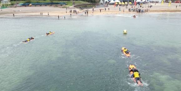 제주지방해양경찰청이 지난 24일 이호테우해수욕장에서 전국에서 4번째 서프구조대 발대식을 갖고 구조활동 시범을 보이고 있다. 제주지방해양경찰청 제공