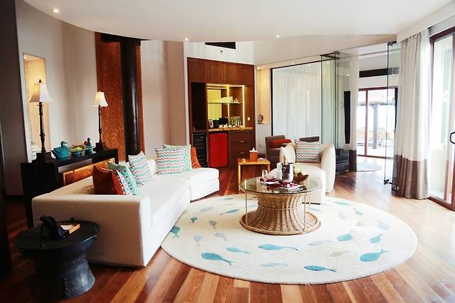 오젠 리조트의 최고가 빌라인 오션 풀 스위트 위드 슬라이드. 사진제공|김관수(여행작가)