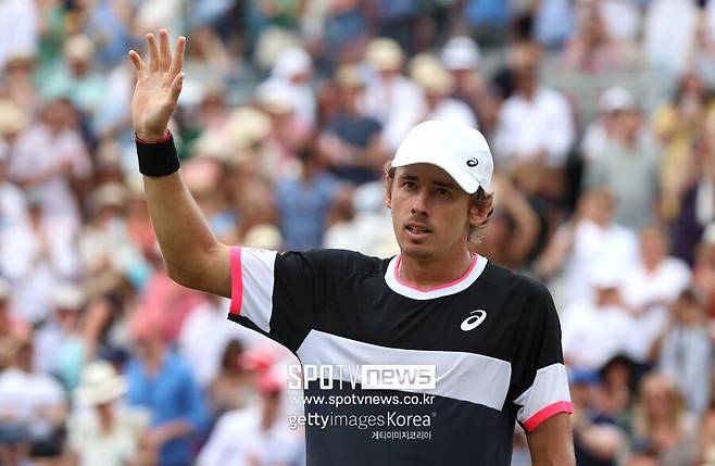 ▲ 2023년 ATP 투어 신치 퀸즈 챔피언십 단식 결승에 진출한 알렉스 디미노가 관중들의 갈채에 답례하고 있다.