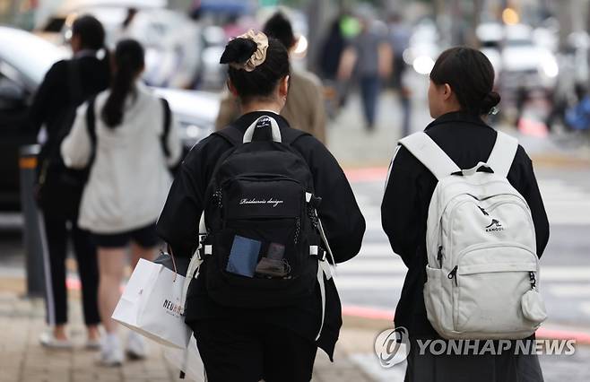 학교 끝났으니 학원으로 (서울=연합뉴스) 신준희 기자 = 21일 서울 강남구 대치동 학원가에 학생들이 걸어가고 있다. 2023.6.21 hama@yna.co.kr