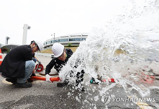 장마 앞두고 배수 장비 점검 [연합뉴스 자료사진]