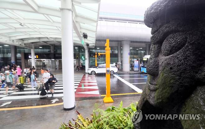 장맛비 쏟아지는 제주공항 (제주=연합뉴스) 전지혜 기자 = 제주도가 장마철에 접어든 25일 제주국제공항에 비가 쏟아지고 있다. 2023.6.25 atoz@yna.co.kr