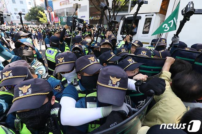 17일 오전 대구 중구 중앙로 대중교통전용지구에서 열리는 제15회 대구퀴어문화축제를 앞두고 행정대집행에 나선 공무원들과 행사 차량의 진입을 막으려 하는 경찰이 충돌해 뒤엉켜 있다. 2023.6.17/뉴스1 ⓒ News1 공정식 기자