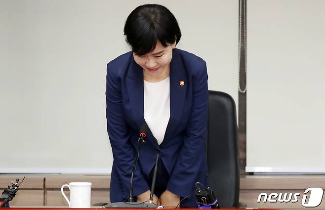 오는 27일 퇴임하는 전현희 국민권익위원장이 26일 오전 서울 종로구 세종대로 정부서울청사에서 열린 퇴임 기자간담회에서 인사를 하고 있다. 2023.6.26/뉴스1 ⓒ News1 김명섭 기자