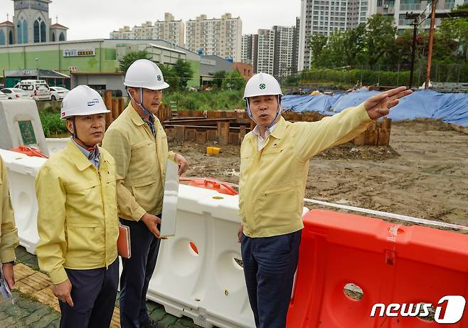 박홍률 목포시장이 26일 장마철 맞아 집중호우에 대비해 재난 취약지역인 삼향천에 대한 현장 점검을 벌이고 있다.(목포시 제공) 2023.6.26/뉴스1