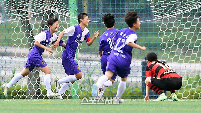 전남 광양여고 정다빈(왼쪽 둘째)이 26일 경남 합천 황강군민체육공원에서 열린 ‘웰니스 힐링명품도시 합천에서 펼쳐지는 제31회 여왕기 전국여자축구대회’ 고등부 포항여전고와 결승전에서 결승골을 넣은 뒤 기뻐하고 있다. 광양여고는 포항여전고를 2-1로 꺾고 고등부 우승을 차지했다. 2023.06.26. 합천 | 박진업기자 upandup@sportsseoul.com