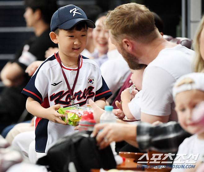 요키시에게 작별 선물을 한 아이. 고척=정재근 기자