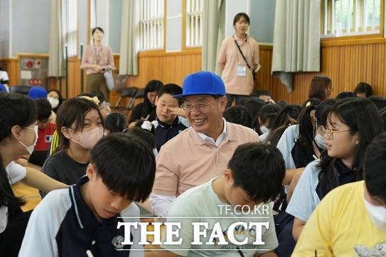 하윤수 부산시교육감이 동궁초등학교에서 진행된 '부산 말하는 영어 1.1.1. 한마당 행사'에 참여했다./부산시교육청.