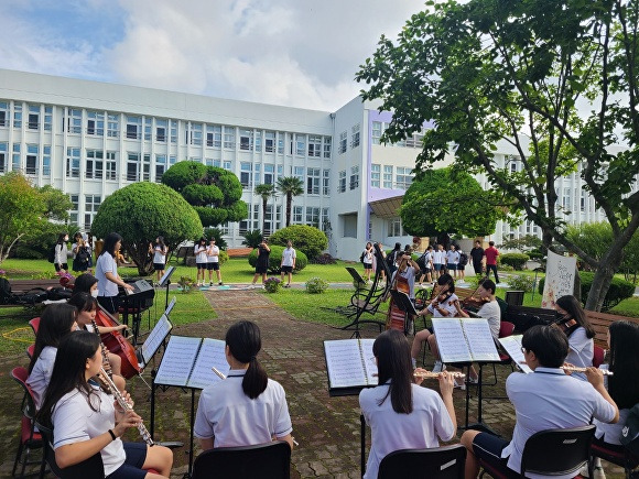 서귀중앙여자중학교 드림오케스트라 단원들이 등굣길을 환영하는 ‘귀호강 프로젝트 Morning Concert’를 열고 있다.  [사진=서귀중앙여자중학교]