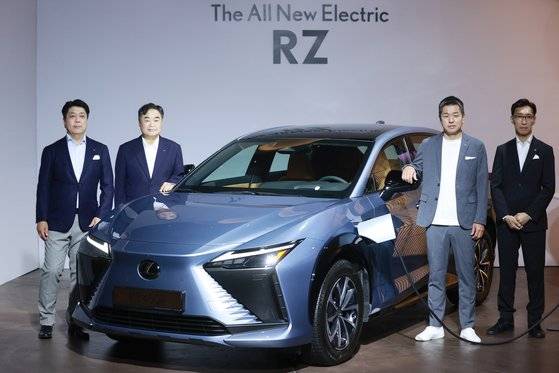 지난 21일 서울 송파구 롯데월드몰 월드파크에서 열린 렉서스 첫 전기차(BEV) 전용 모델 'RZ 450e' 출시 행사에서 오노 타카아키 렉서스 인터내셔널 RZ 수석 엔지니어(왼쪽부터), 콘야마 마나부 렉서스코리아 사장, 와타나베 타카시 렉서스 인터내셔널 사장, 카사이 요이치로 렉서스 인터내셔널 RX 부수석 엔지니어가 포즈를 취하고 있다. 연합뉴스