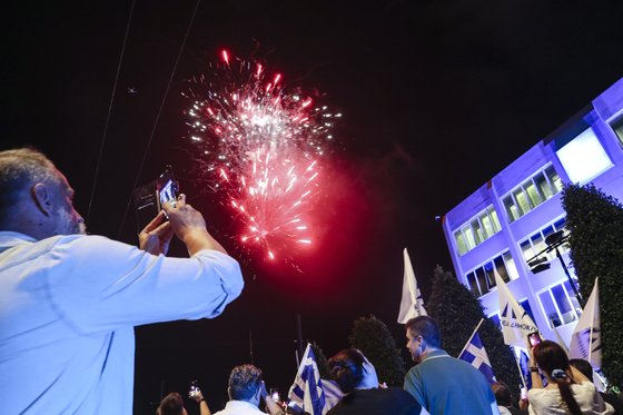 25일(현지시간) 그리스에서 치러진 2차 총선에서 집권여당 신민주주의당이 승리를 확정짓자 지지자들이 환호하고 있다. EPA=연합뉴스