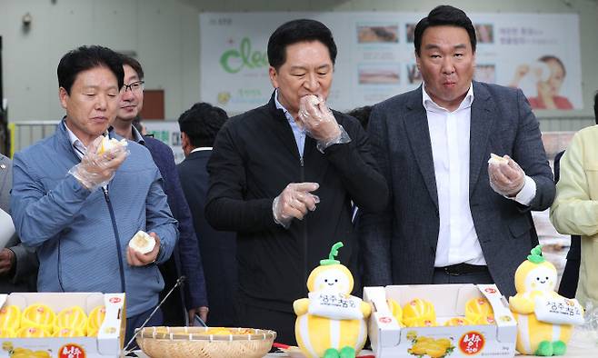 김기현 국민의힘 대표가 26일 경북 성주군 성주농산물공판장을 찾아 참외를 맛보고 있다. 연합뉴스