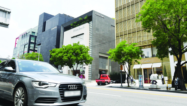 BMW와 아우디 등 해외 자동차 회사들은 “한국인이 자동차를 집과 같이 높게 평가한다”며 한국 시장 성장을 낙관하고 있다. 사진은 지난 15일 서울 강남구 청담동 명품매장 인근 도로에 고급 수입차가 지나가는 모습. 이한형 기자