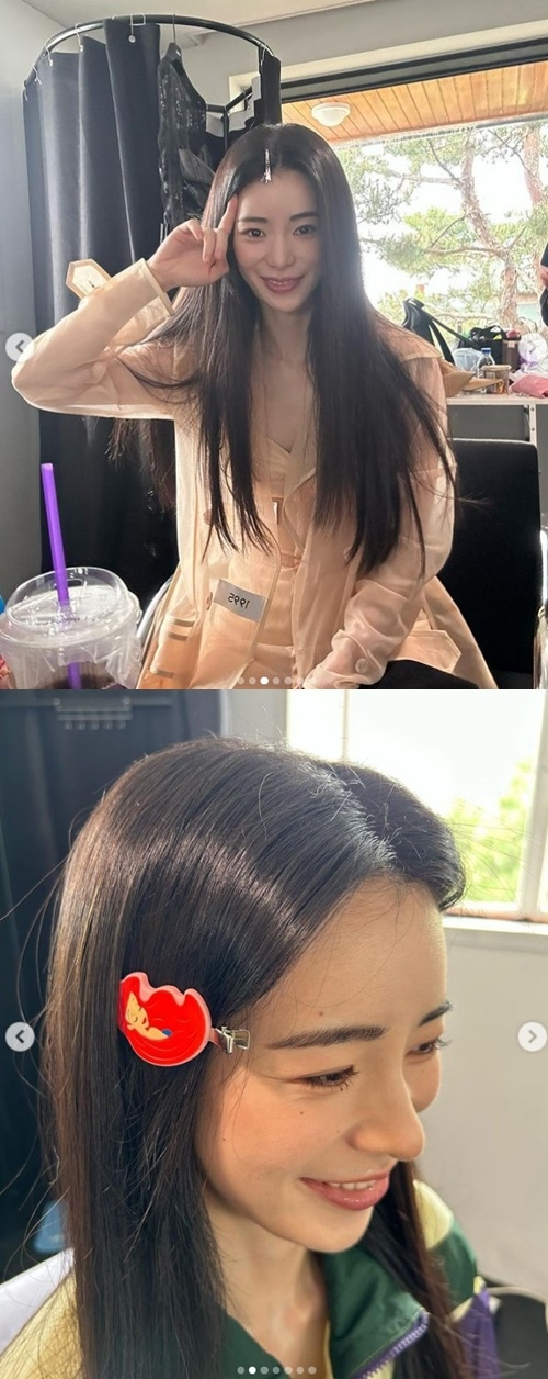 Actor Lim Ji-yeon showed off her deadly good looks.Lim Ji-yeon posted an article and a photo on his instagram on the afternoon of the 25th.The photo shows his super close selfie.In another photo, he was seen showing off his youthful charm.Lim Ji-yeon, who made a bright smile, emanated a cute charm with bright energy.On the other hand, Lim Ji-yeon is currently appearing in the house where ENA Wall Street drama  ⁇  Madang is located.