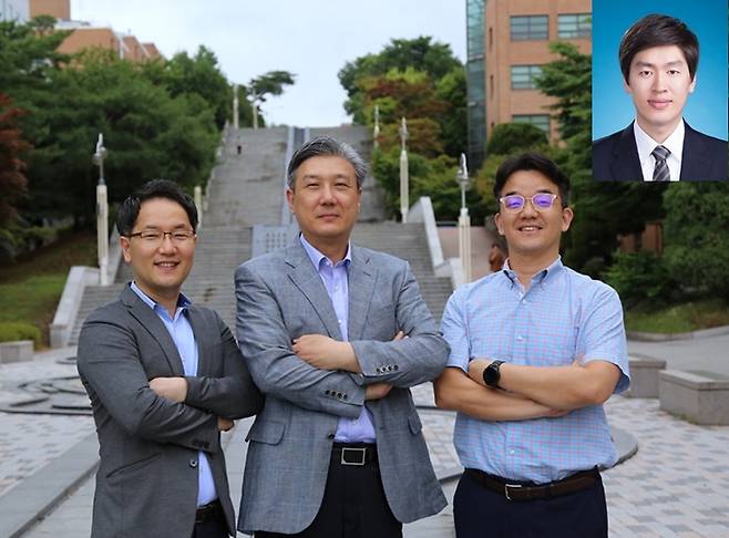 박성완(왼쪽부터)·김병수·최명성 교수(이상 토목환경공학과)와 김재현 강원대 교수(단국대 05학번)/사진제공=단국대