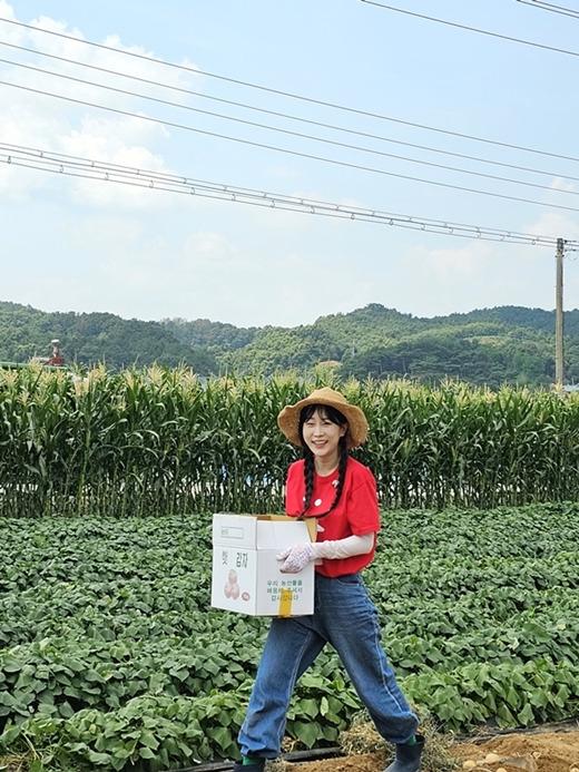 Singer Kim Eui-young is continuing her good deeds.Kim Eui-young recently donated potatoes grown directly to Nonsan Food Bank in Nonsan City, Chungnam Province, according to his agency General Entertainment.Kim Eui-young, who has been harvesting potatoes with his aunts grandfather Lee Soon-hong for five years, decided to donate some of the harvest to low-income people who need help.Kim Eui-young, who has been in a relationship with the food bank since last year by donating potatoes harvested directly, said, Im glad to be able to donate potatoes harvested by sweat to those who need help, adding, Its a small sharing, but I hope many people will be able to focus on good things starting with me.Food Bank is a project that delivers food and household goods donated by companies or individuals directly to low-income families or vulnerable social welfare facilities in crisis.The potatoes donated by Kim Eui-young will be supported as a side dish to provide free meals for people with disabilities at a cathedral in Gongju City.Kim Eui-young is actively performing with broadcasts and performances with his first full-length album Just a hundred years released last December.