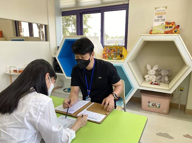 충북특수교육원 행동분석전문가가 특수교육대상 학생을 상담하고 있다.  *재판매 및 DB 금지