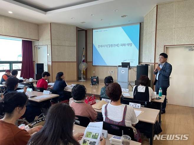 [안산=뉴시스]경기 안산시 관계자가 ‘찾아가는 전세사기 예방 교육’을 실시하고 있다.(안산시 제공)