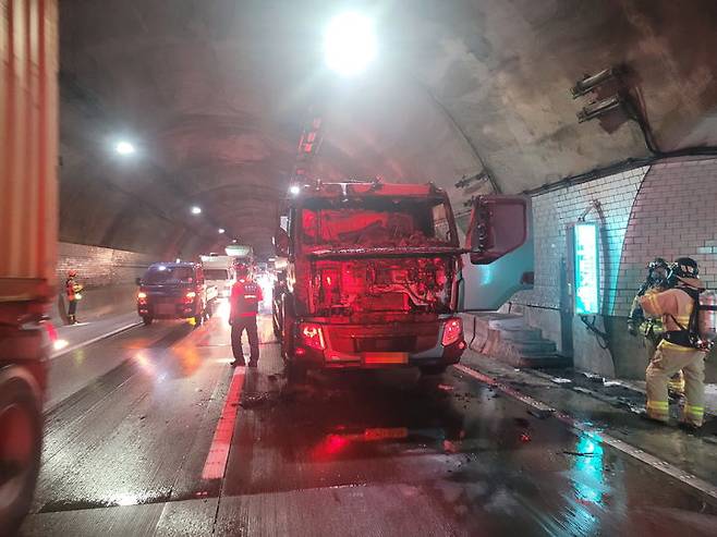 [부산=뉴시스] 26일 오전 부산외곽순환고속도로 김해방향 금정산터널 1.7㎞ 지점 1차로에서 운행 중이던 탱크로리 엔진룸에서 불이 났다. (사진=부산경찰청 제공) *재판매 및 DB 금지