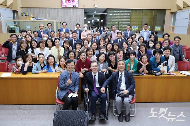 지난해 열린 포항아가페합창단 40주년 기념행사에서 고 김인주 지휘자(앞줄 가운데)가 기념촬영을 하고 있다. 유상원 아나운서