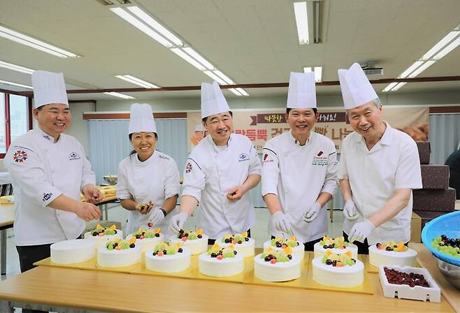 대한제과협회 천안시지부 박창호(오른쪽 두번째)회장과 임원들이 지난 20일 지역아동센터에 기부할 케이크를 만들었다.
