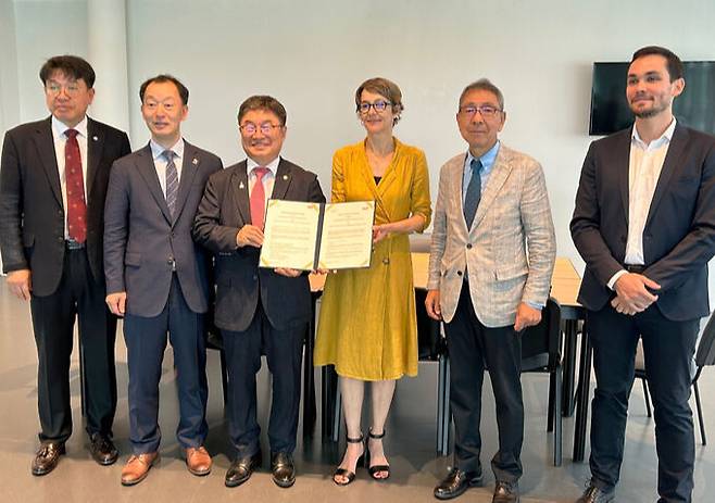 경상국립대학교와 프랑스 인사툴루즈(INSA Toulouse) 가 협약서를 교환하며 기념촬영을 하고 있다. 경상국립대 제공