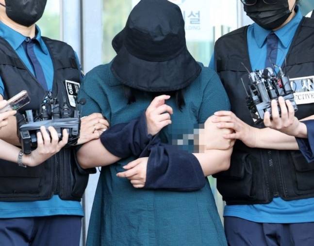 또래 여성을 살해하고 시신을 유기한 혐의를 받는 정유정(23)이 지난 2일 오전 부산 동래경찰서에서 나와 검찰로 송치되고 있다. 부산=연합뉴스