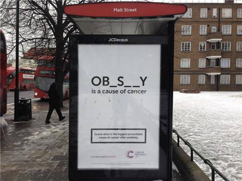 영국에서 비만은 흡연 다음으로 심각한 암 유발 원인이다. 빈칸을 채워넣는 퀴즈로 '비만'(OBESITY)이 암 유발 주요 요인임을 알리는 영국 버스정류장 광고. [영국 컨템퍼러리 헬스대학 웹사이트 캡처. 재판매 및 DB 금지]