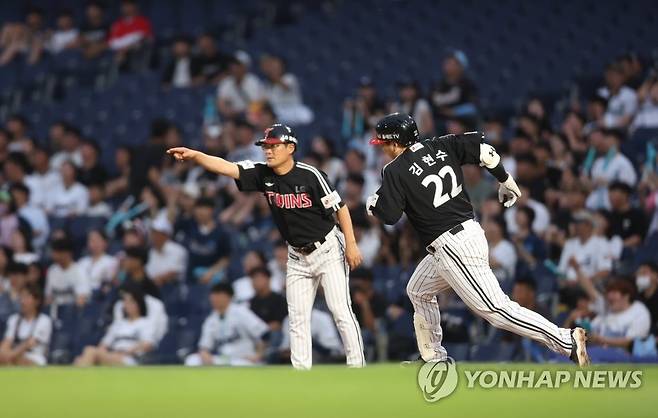 힘차게 달리는 김현수 [연합뉴스 자료사진]