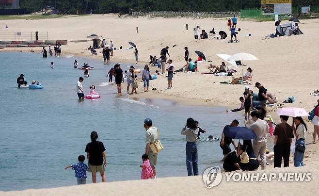 강릉 강문해변의 피서객 (강릉=연합뉴스) 유형재 기자 = 18일 강원 강릉시 강문해변에서 피서객들이 무더위를 식히고 있다. 2023.6.18 yoo21@yna.co.kr