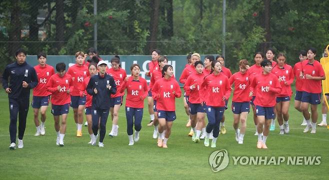 여자 축구대표팀 훈련 (파주=연합뉴스) 김주성 기자 = 2023 국제축구연맹(FIFA) 호주·뉴질랜드 여자 월드컵에 나서는 대표팀 선수들이 장맛비가 내리는 26일 오전 파주 국가대표팀트레이닝센터(NFC)에서 훈련하고 있다. 2023.6.26 utzza@yna.co.kr