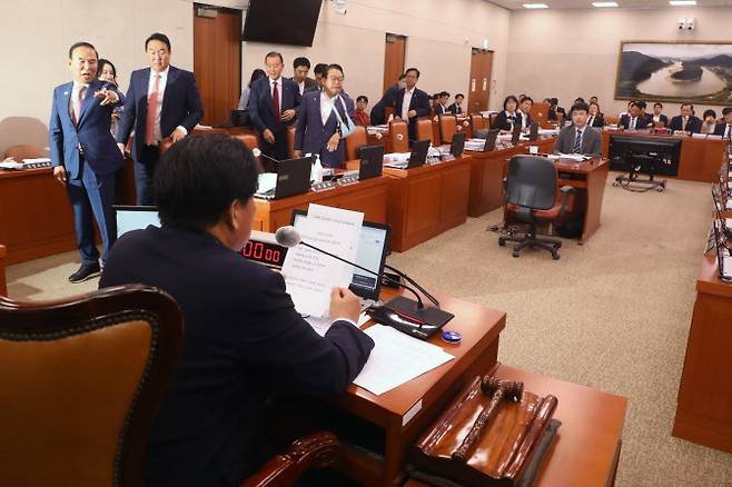 국민의힘 의원들이 27일 서울 여의도 국회에서 열린 농림축산식품해양수산위원회 전체회의에서 ‘후쿠시마 오염수 방류 계획 철회 및 수산물 안전성과 어업인 보호 대책 마련 촉구 결의안’ 처리에 항의하며 퇴장하고 있다.(사진=뉴스1)