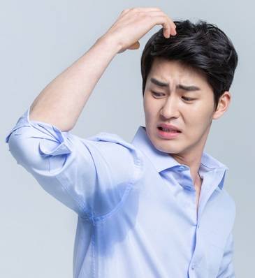 여름엔 땀을 많이 흘리고 몸에서 냄새도 많이 난다. 체취의 변화가 크고 냄새가 역겹다면 질병 가능성을 의심해봐야 한다. [사진=게티이미지뱅크]