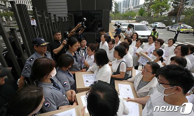 대한간호협회 간호사들이 26일 오전 세종시 어진동 보건복지부를 항의 방문하여 보건복지부의 간호법 허위사실 유포, 불법진료 묵인 등을 규탄하는 기자회견을 마친뒤 면허증을 보건복지부에 반납하는 과정에서 관계자들과 충돌하고 있다. 2023.6.26/뉴스1 ⓒ News1 김기남 기자