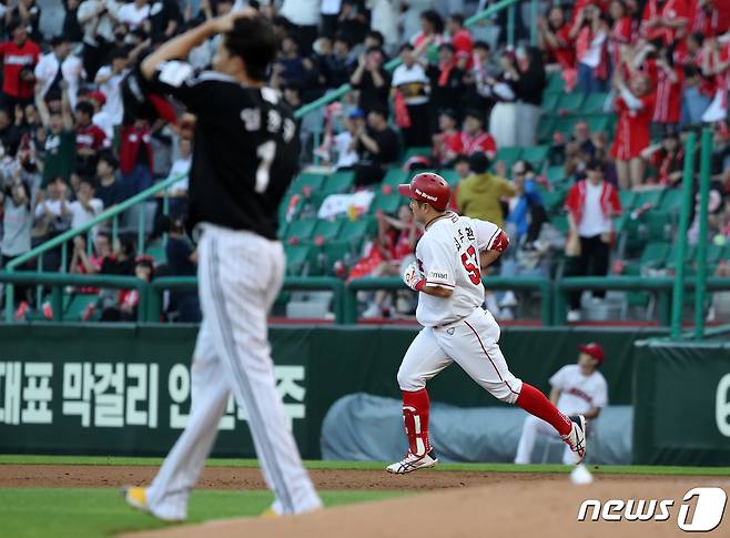 23일 오후 인천 미추홀구 SSG랜더스필드에서 열린 프로야구 '2023 신한 SOL KBO리그' LG트윈스와 SSG랜더스의 경기에서 SSG의 2회말 1사 주자 없는 상황떄 최주환이 솔로홈런을 친 뒤 그라운드를 돌고 있다. 2023.5.23/뉴스1 ⓒ News1 구윤성 기자