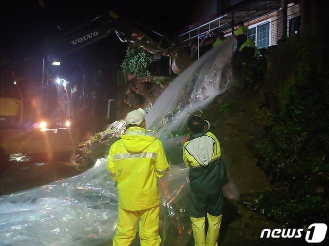 27일 본격적 장마로 비 피해가 잇따르는 가운데 충북에서 2020년 8월 악몽이 재현될지 긴장감이 커지고 있다. 사진은 충주 지현동 축대붕괴 현장.(충주시 제공)2023.6.27/뉴스1