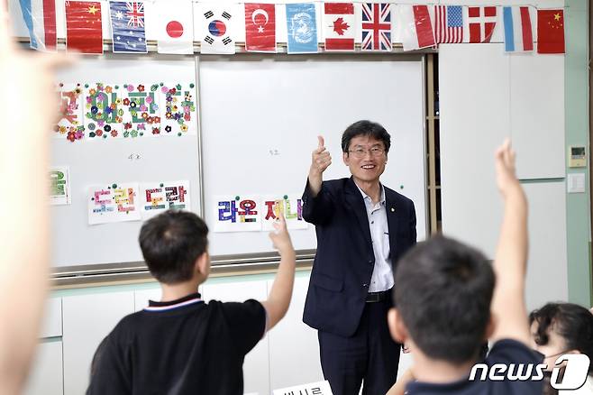 천창수 울산교육감이 27일 오전 동구 서부초등학교 별관 4층 한국어 학급 교실에서 학생들과 가위바위보를 하고 있다. (울산교육청 제공)