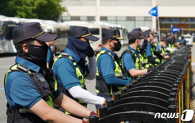 서울경찰청 기동대 대원들이 25일 서울 중구 서울경찰청 기동본부에서 불법 집회 대응 훈련을 하고 있다. (경찰청 제공) 2023.5.25/뉴스1