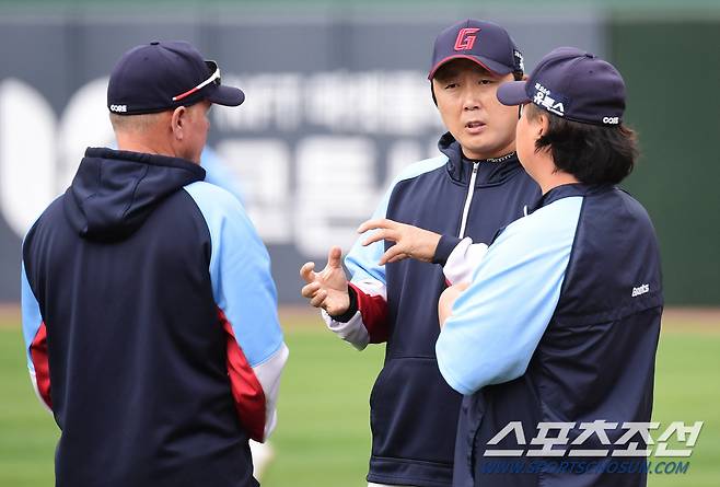 18일 부산 사직야구장에서 KBO리그 롯데와 KIA의 경기가 열린다. 경기 전 롯데 선수들이 훈련을 했다. 서튼 감독과 대화를 나누고 있는 배영수 코치. 부산=송정헌 기자songs@sportschosun.com