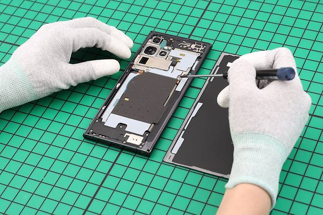 갤럭시S22 울트라를 수리하는 모습./삼성전자