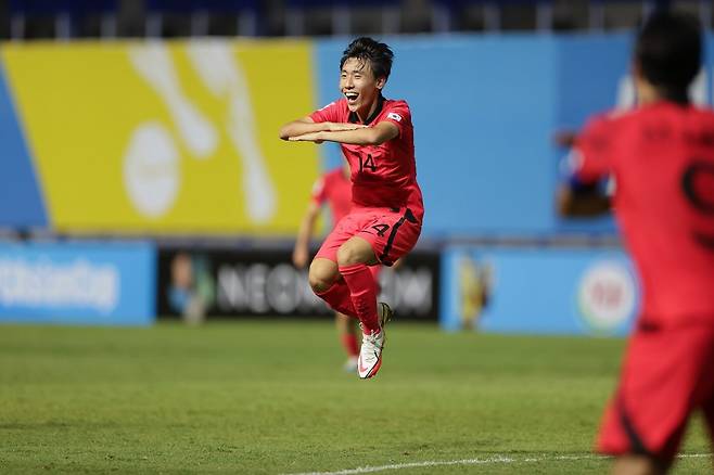 김현민이 25일 태국 빠툼타니 스타디움에서 열린 아시아축구연맹(AFC) 17세 이하 아시안컵 태국과의 8강전 후반 39분 4-1을 만드는 쐐기골을 넣은 뒤 ‘관제탑 세리머니’를 하고 있다. 대한축구협회 제공